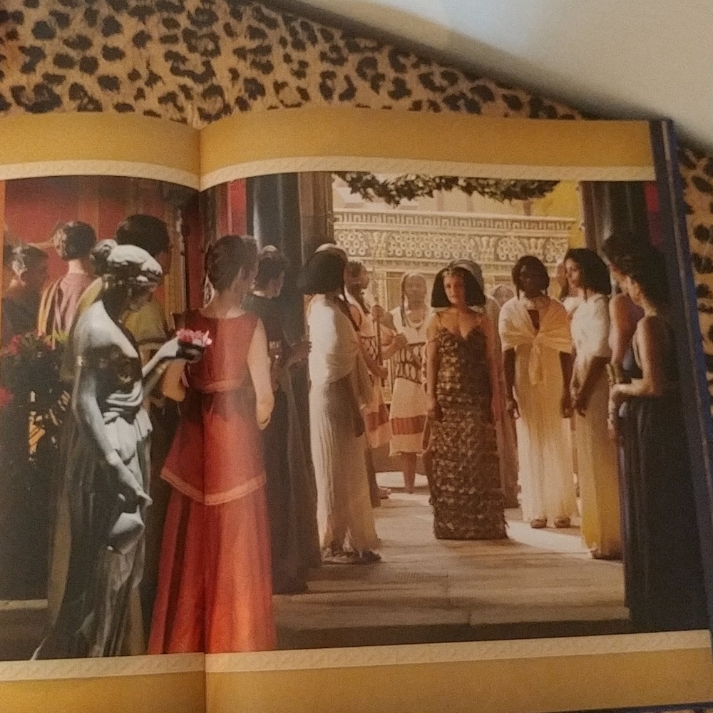 Coffee table Book - Picture 8 of 11
